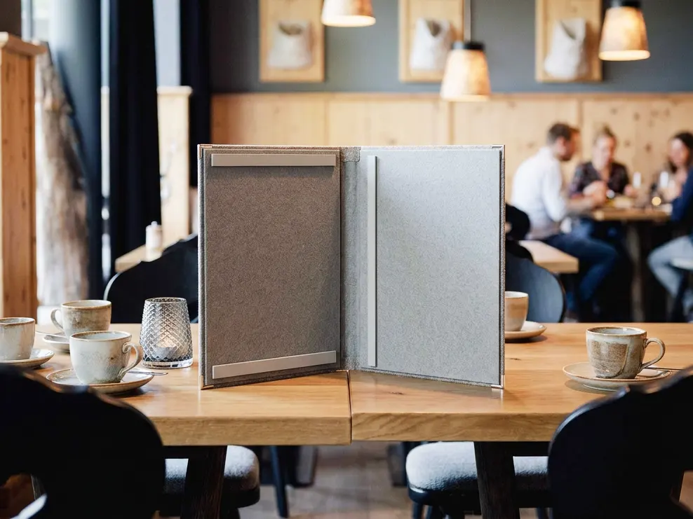 Speisekarten Bilder: Finessino als Speisekarte im Format A4 hoch, Farbe Braun