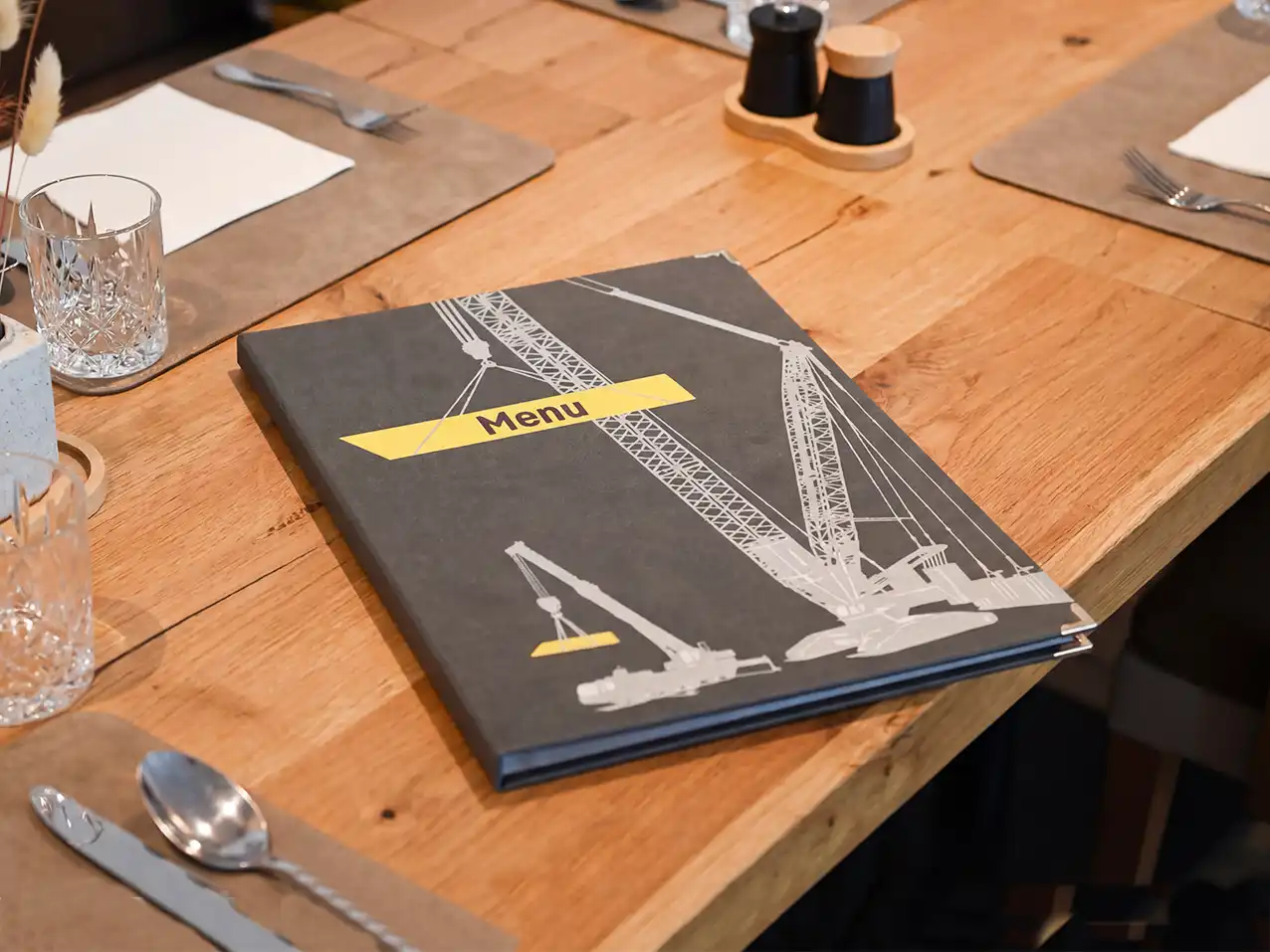 Speisekarten Bilder: Finesso Druckknopf als Speisekarte im Format A4 hoch, Farbe Braun