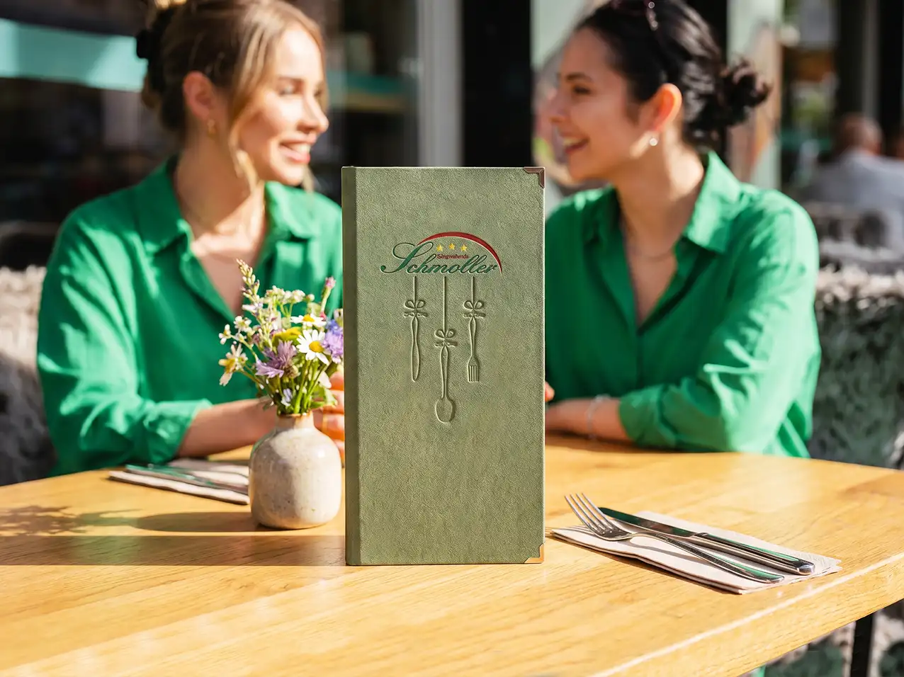 Gastronomie-Speisekarte Finesso Schrauben in Grau, Format A4 super schmal – Speisekarten Bilder
