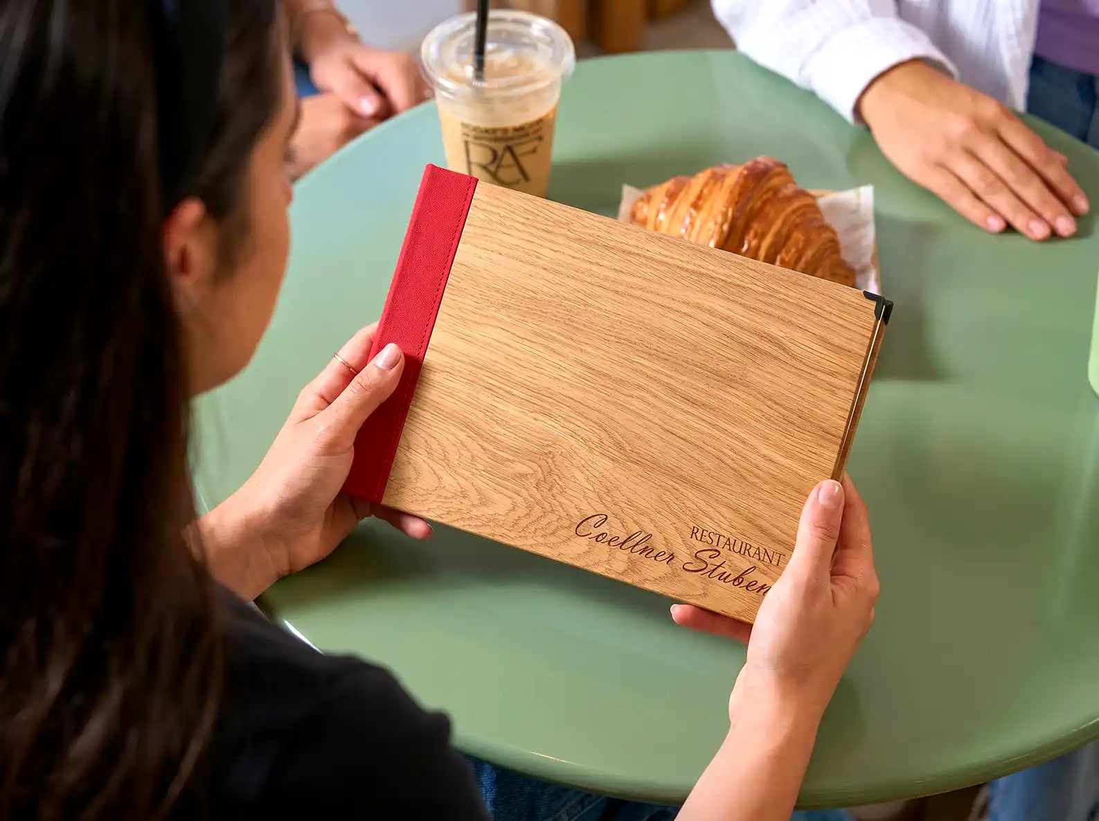 Gastronomie-Speisekarte Finesso Schrauben in Beige, Format A5 quer – Speisekarten Bilder