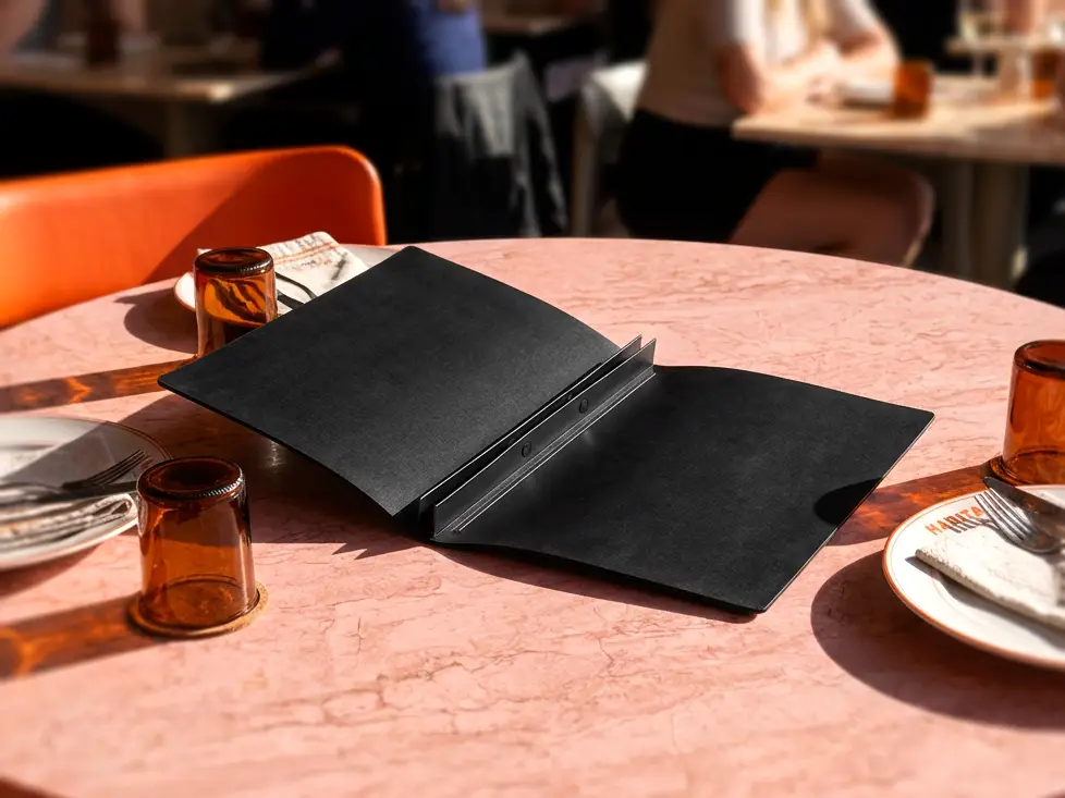 Speisekarten Bilder: Speisekarte Pellino Druckknöpfe (27,5 × 27,5 cm quadratisch) mit Einband in Schwarz