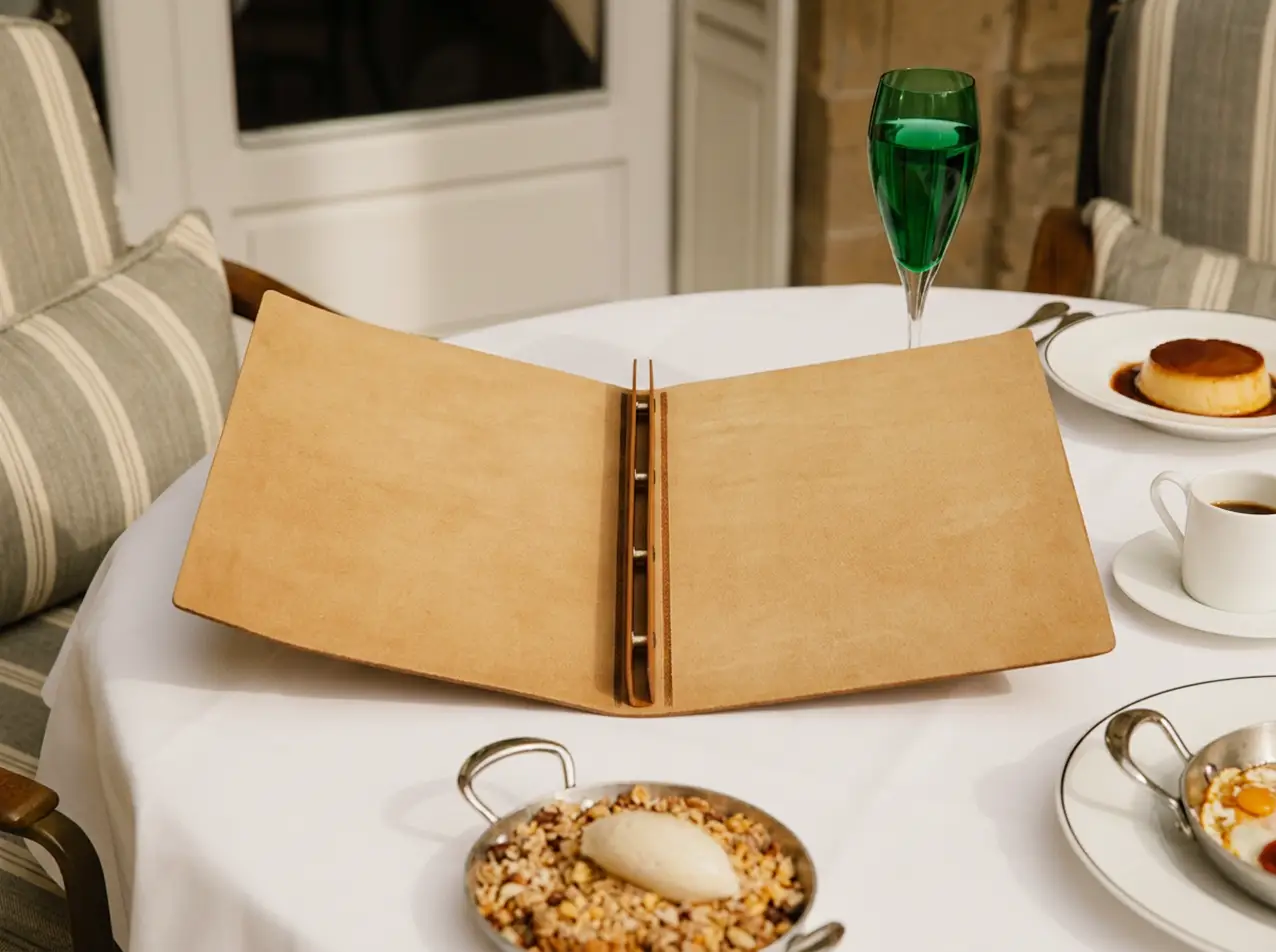 Speisekarten Bilder: Pellino Druckknöpfe als Speisekarte im Format A4 hoch, Farbe Beige