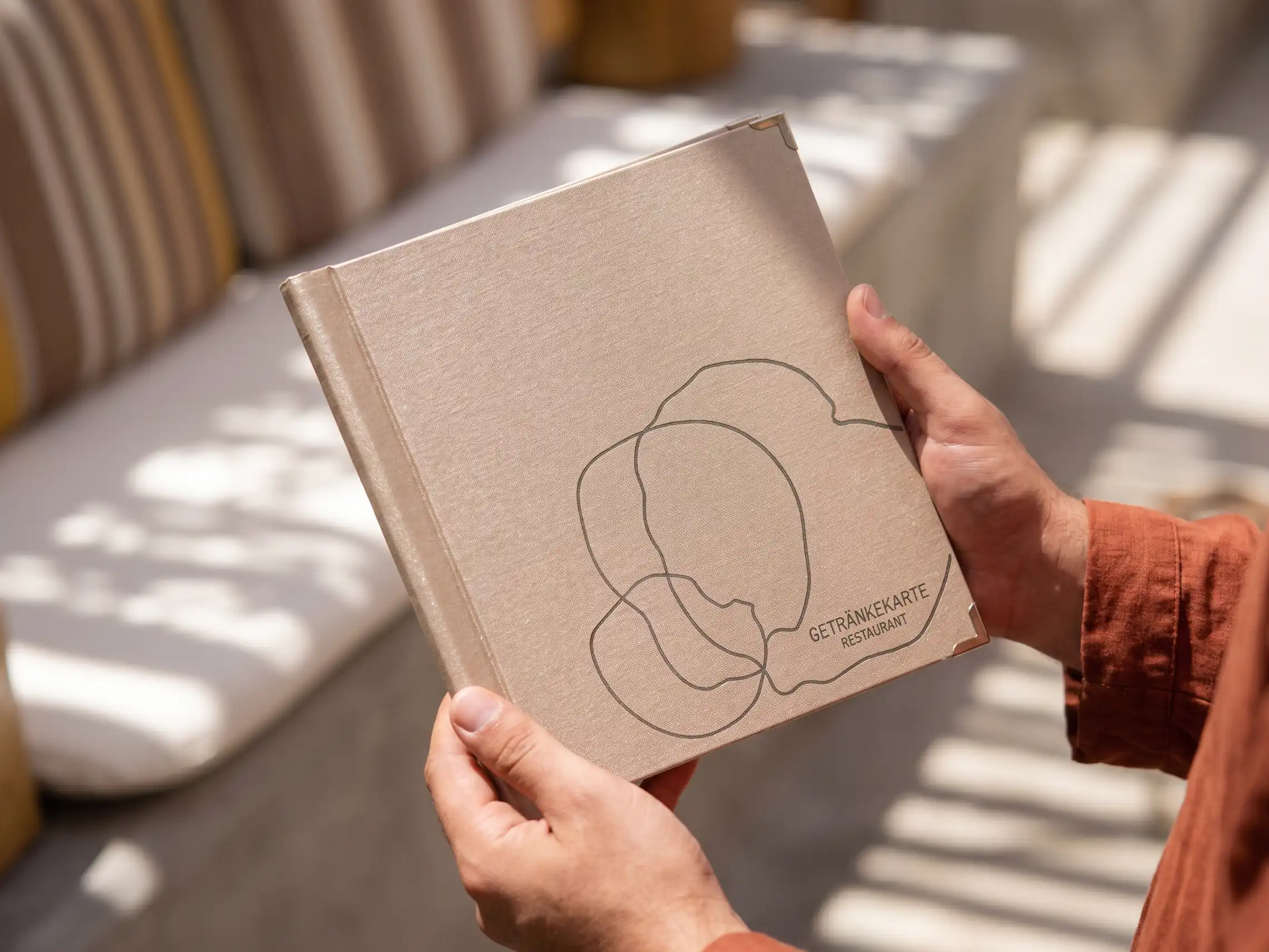 Gastronomie-Speisekarte Quickin in Beige, Format 18 × 18 cm quadratisch – Speisekarten Bilder