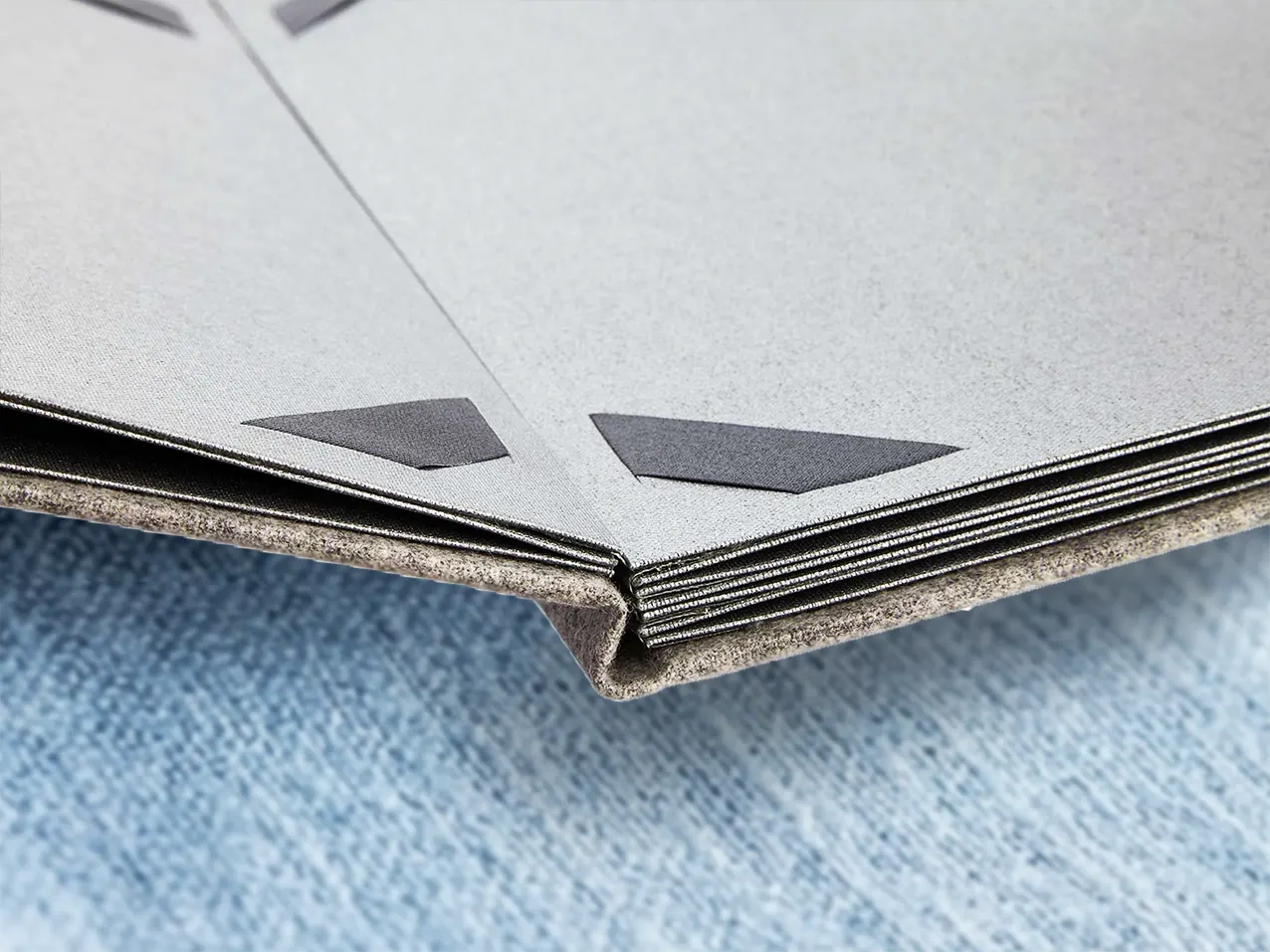 Speisekartenmappe Signmaster Premium in Grau, Format A4 hoch – Speisekarten Bilder