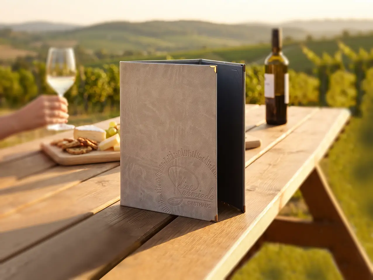 Gastronomie-Speisekarte Trio in Braun, Format A4 hoch – Speisekarten Bilder